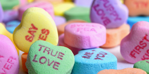Any holiday provides an excuse to curl up and enjoy a movie marathon! Uni-versal Extras has put together a list of Rom Com favourites to get you inspired this Valentine's Day.